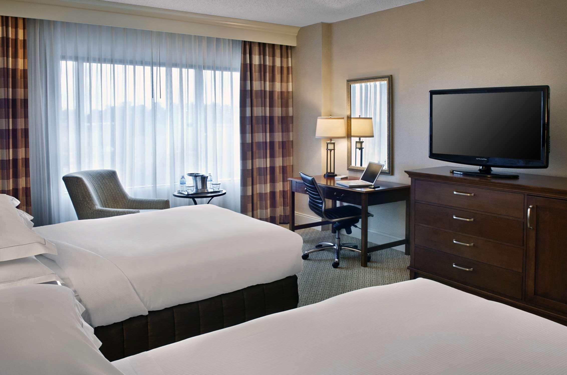 Hilton Greenville Exteriör bild